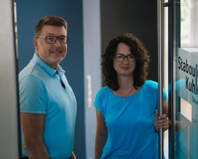 Volker Kuhlemann und Danai Staboulidou, die Geschäftsführung von Staboulidou & Kuhlemann GmbH, am Eingang der Kanzlei in Hannover